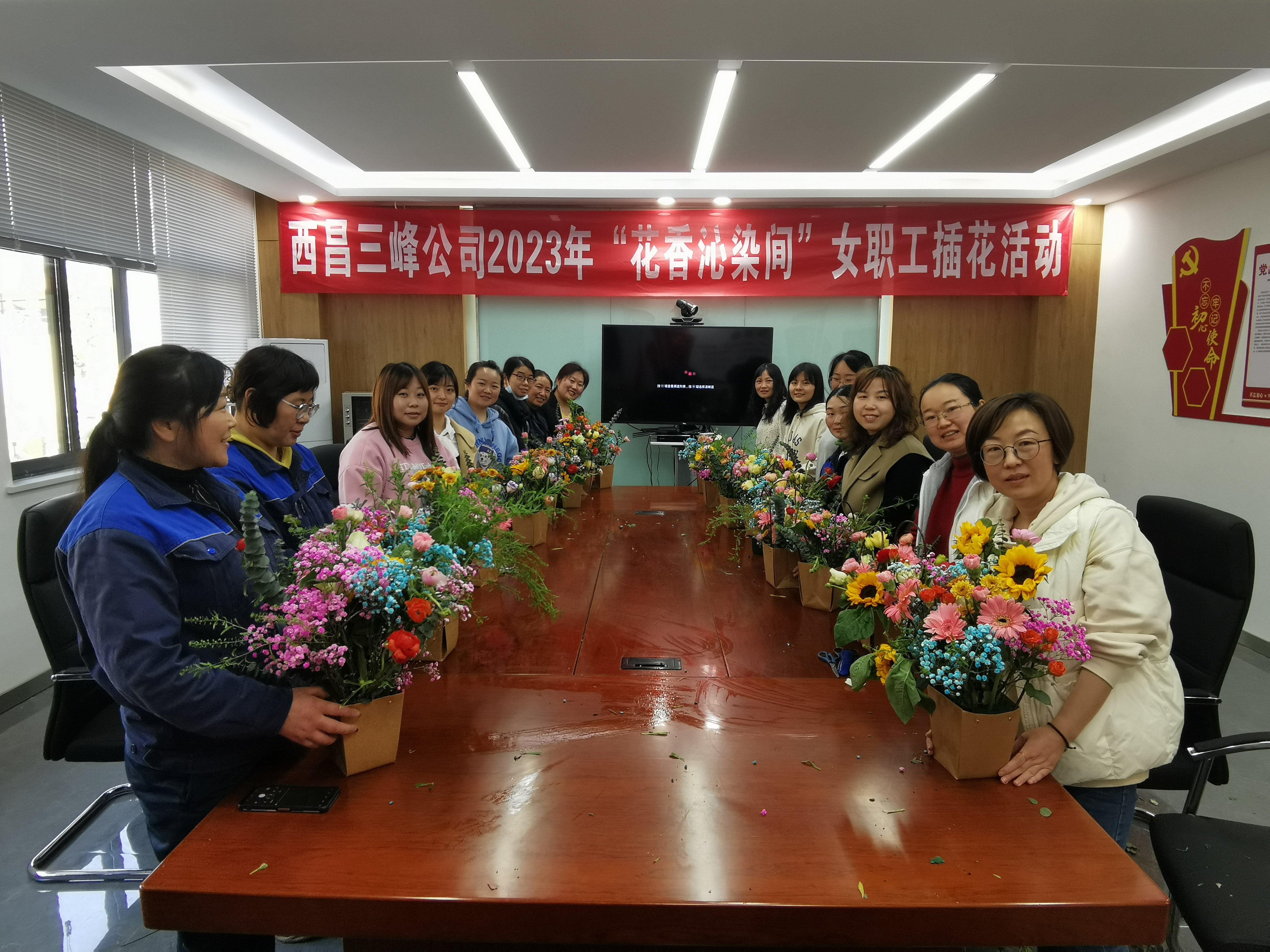 3月7日，四川西昌公司開(kāi)展“花香沁染間”插花活動(dòng)。.jpg
